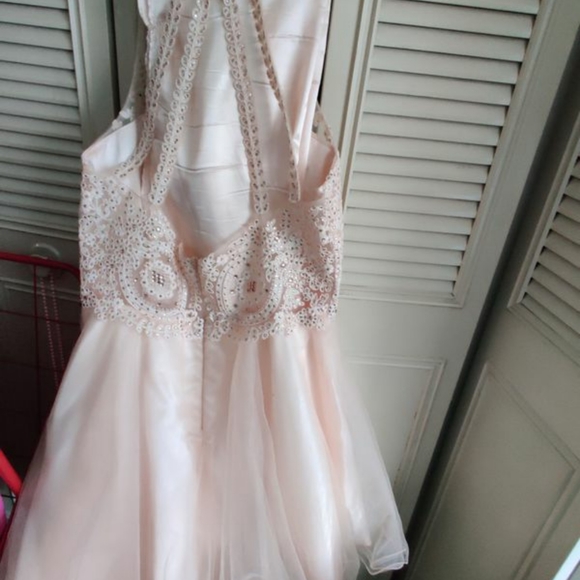 Beautiful dress - Picture 2 of 3